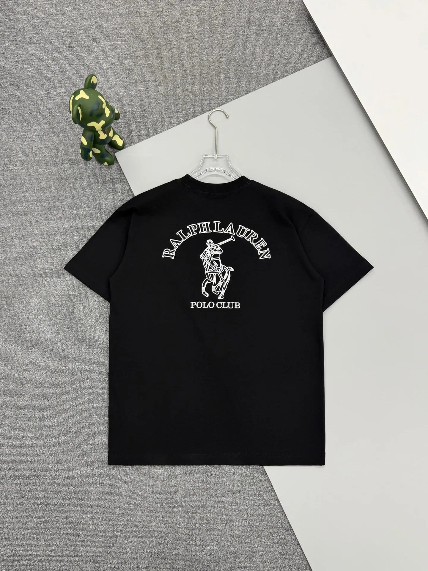 P160 [High Quality]Ralph Lauren*Ralph Lauren embroidery micro-label simple‼ ️Short-sleeved T-shirt 💗Ralph Lauren classic short-sleeved T-shirt, custom-made 280g pure cotton fabric, soft and breathable, classic horseback golf🏌️ embroidery on the chest, logo + logo embroidery on the back, simple and recognizable. Round neck design, neat tailoring, customized 280g pure cotton fabric, soft and smooth to the touch, great breathability, super comfortable to wear in summer! The same loose version for men and women, OK to wear alone or layered, versatile ~ 𝐂𝐎𝐋𝐎𝐔𝐑: black white 𝐒𝐈𝐙𝐄: S-xL Size chart: S: Shoulder width 51 - Bust 55 - Clothing length 70 M: Shoulder width 53 - Bust 57 - Clothing length 72 L: Shoulder width 55 - Bust 59 - Clothing length 74 XL: Shoulder width 57 - Bust 61 - Clothing length 76
